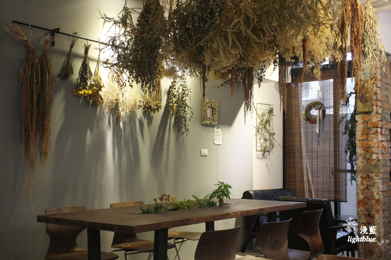 [ 科技大樓站美食 ] 淺藍 × 黑鳶（花疫室二店）～滿滿乾燥花包圍中來塊鹹派