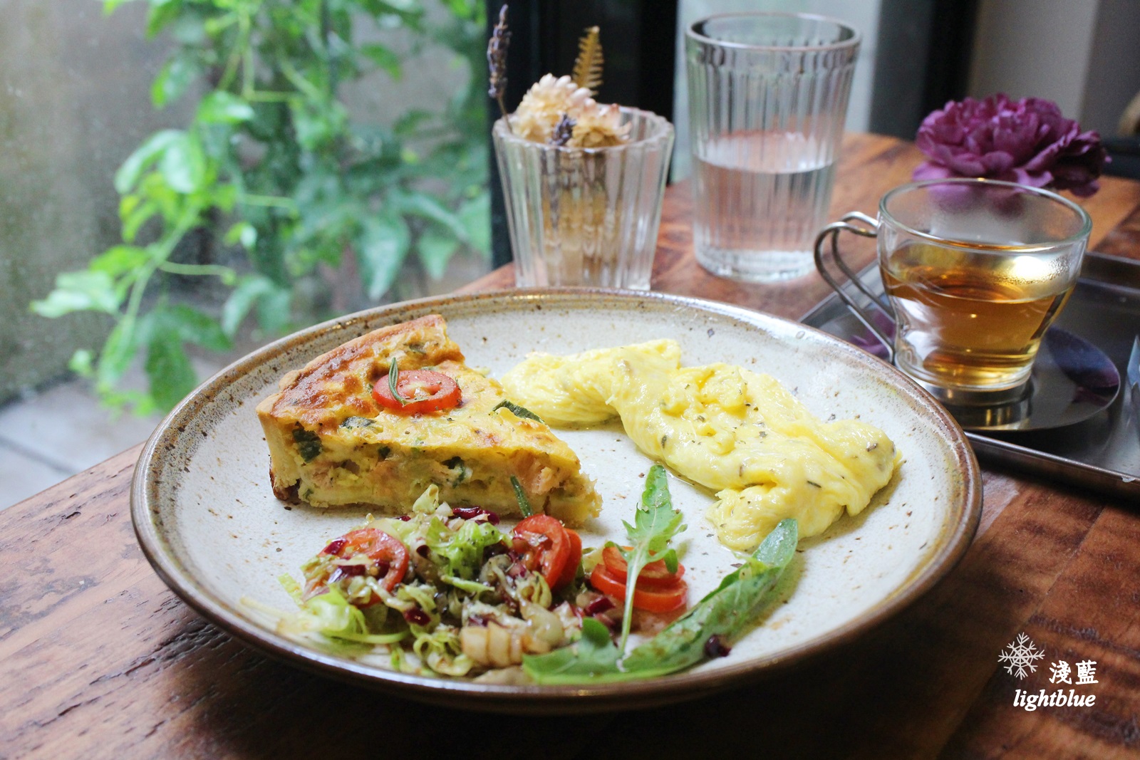 [ 科技大樓站美食 ] 淺藍 × 黑鳶（花疫室二店）～滿滿乾燥花包圍中來塊鹹派