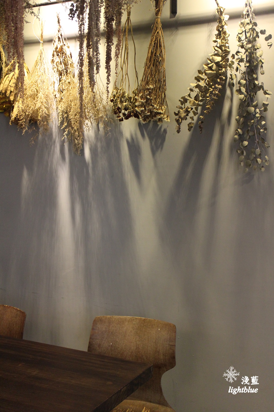 [ 科技大樓站美食 ] 淺藍 × 黑鳶（花疫室二店）～滿滿乾燥花包圍中來塊鹹派