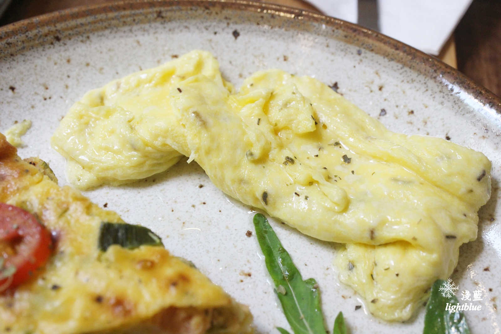 [ 科技大樓站美食 ] 淺藍 × 黑鳶（花疫室二店）～滿滿乾燥花包圍中來塊鹹派