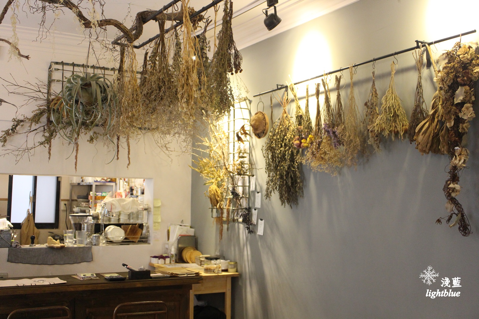 [ 科技大樓站美食 ] 淺藍 × 黑鳶（花疫室二店）～滿滿乾燥花包圍中來塊鹹派