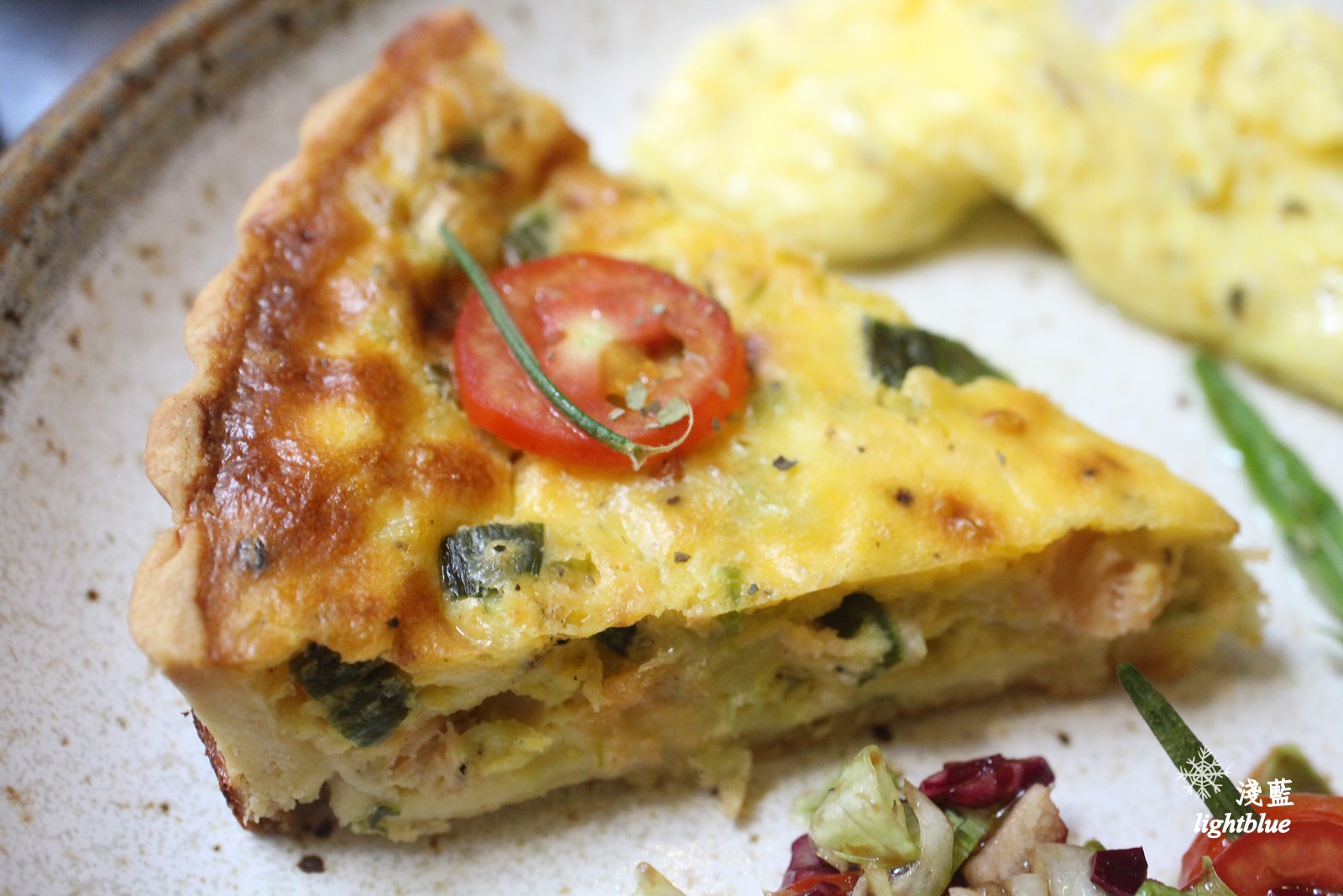 [ 科技大樓站美食 ] 淺藍 × 黑鳶（花疫室二店）～滿滿乾燥花包圍中來塊鹹派