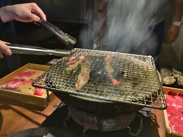 燒肉殿:【東區/烤肉/燒肉推薦】東區的”燒肉殿”肉類、海鮮和蔬菜種類豐富超滿足~尤其是來自澎湖的生蠔吃了活力十足砰ㄅーㄤˋ叫喔!