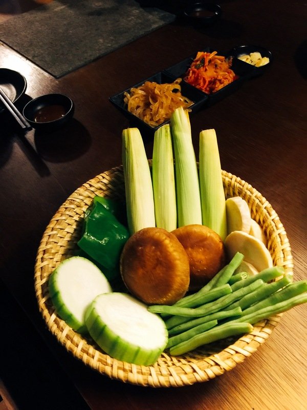 燒肉殿:【東區/烤肉/燒肉推薦】東區的”燒肉殿”肉類、海鮮和蔬菜種類豐富超滿足~尤其是來自澎湖的生蠔吃了活力十足砰ㄅーㄤˋ叫喔!