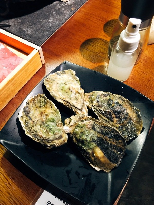 燒肉殿:【東區/烤肉/燒肉推薦】東區的”燒肉殿”肉類、海鮮和蔬菜種類豐富超滿足~尤其是來自澎湖的生蠔吃了活力十足砰ㄅーㄤˋ叫喔!