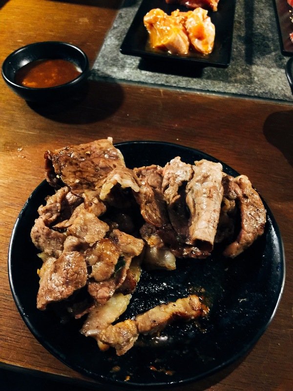 燒肉殿:【東區/烤肉/燒肉推薦】東區的”燒肉殿”肉類、海鮮和蔬菜種類豐富超滿足~尤其是來自澎湖的生蠔吃了活力十足砰ㄅーㄤˋ叫喔!
