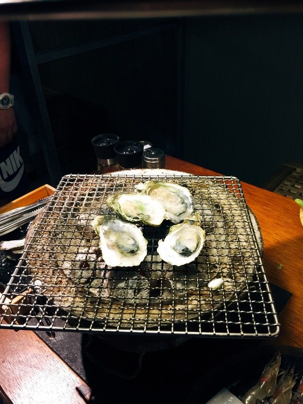 燒肉殿:【東區/烤肉/燒肉推薦】東區的”燒肉殿”肉類、海鮮和蔬菜種類豐富超滿足~尤其是來自澎湖的生蠔吃了活力十足砰ㄅーㄤˋ叫喔!