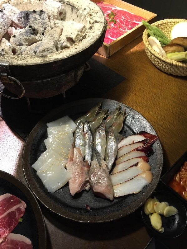 燒肉殿:【東區/烤肉/燒肉推薦】東區的”燒肉殿”肉類、海鮮和蔬菜種類豐富超滿足~尤其是來自澎湖的生蠔吃了活力十足砰ㄅーㄤˋ叫喔!