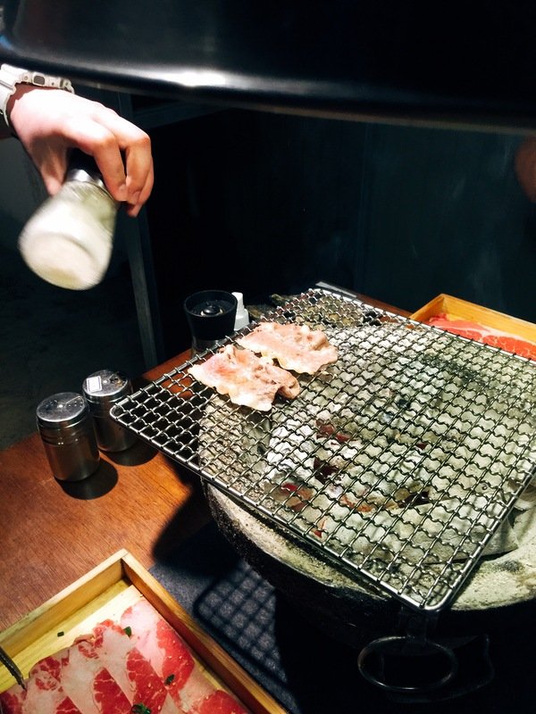燒肉殿:【東區/烤肉/燒肉推薦】東區的”燒肉殿”肉類、海鮮和蔬菜種類豐富超滿足~尤其是來自澎湖的生蠔吃了活力十足砰ㄅーㄤˋ叫喔!