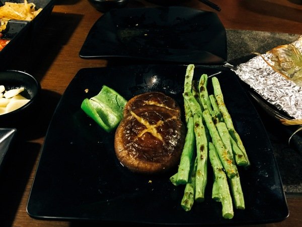 燒肉殿:【東區/烤肉/燒肉推薦】東區的”燒肉殿”肉類、海鮮和蔬菜種類豐富超滿足~尤其是來自澎湖的生蠔吃了活力十足砰ㄅーㄤˋ叫喔!