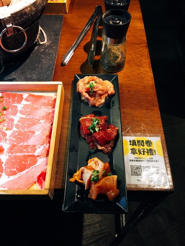 燒肉殿:【東區/烤肉/燒肉推薦】東區的”燒肉殿”肉類、海鮮和蔬菜種類豐富超滿足~尤其是來自澎湖的生蠔吃了活力十足砰ㄅーㄤˋ叫喔!