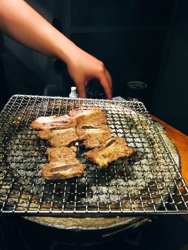 燒肉殿:【東區/烤肉/燒肉推薦】東區的”燒肉殿”肉類、海鮮和蔬菜種類豐富超滿足~尤其是來自澎湖的生蠔吃了活力十足砰ㄅーㄤˋ叫喔!