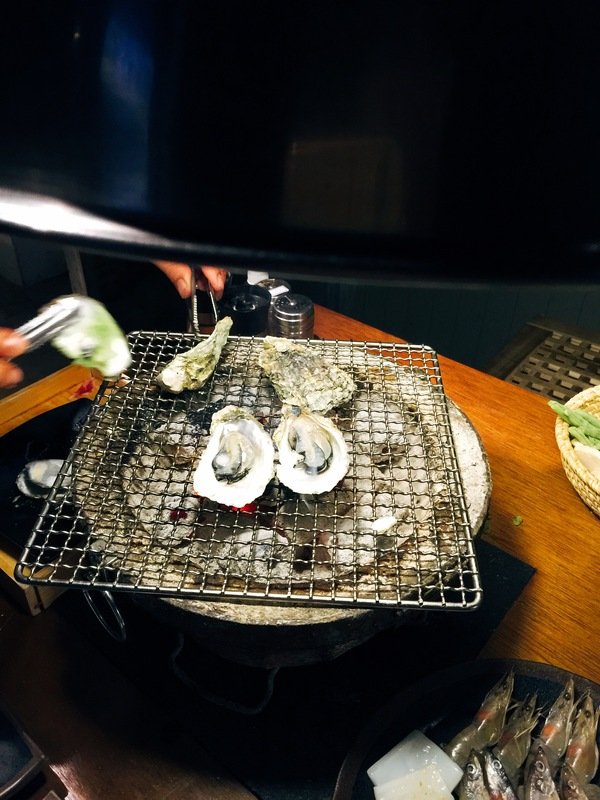 燒肉殿:【東區/烤肉/燒肉推薦】東區的”燒肉殿”肉類、海鮮和蔬菜種類豐富超滿足~尤其是來自澎湖的生蠔吃了活力十足砰ㄅーㄤˋ叫喔!