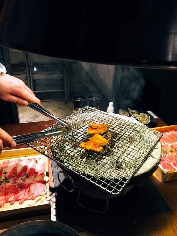 燒肉殿:【東區/烤肉/燒肉推薦】東區的”燒肉殿”肉類、海鮮和蔬菜種類豐富超滿足~尤其是來自澎湖的生蠔吃了活力十足砰ㄅーㄤˋ叫喔!