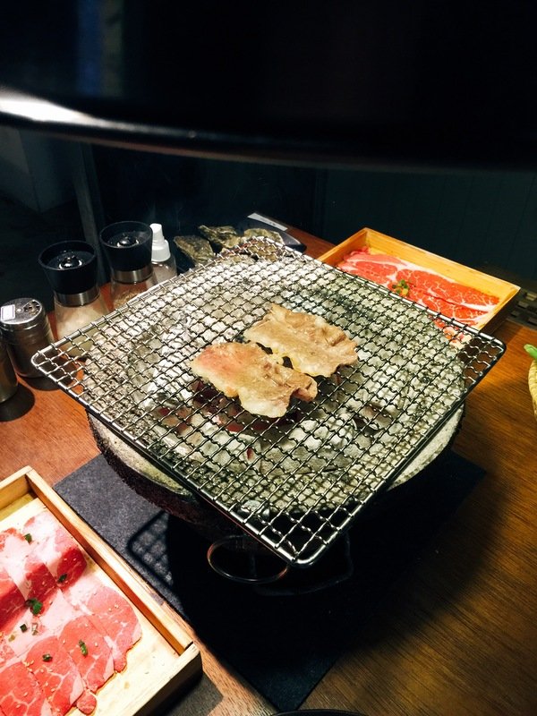 燒肉殿:【東區/烤肉/燒肉推薦】東區的”燒肉殿”肉類、海鮮和蔬菜種類豐富超滿足~尤其是來自澎湖的生蠔吃了活力十足砰ㄅーㄤˋ叫喔!