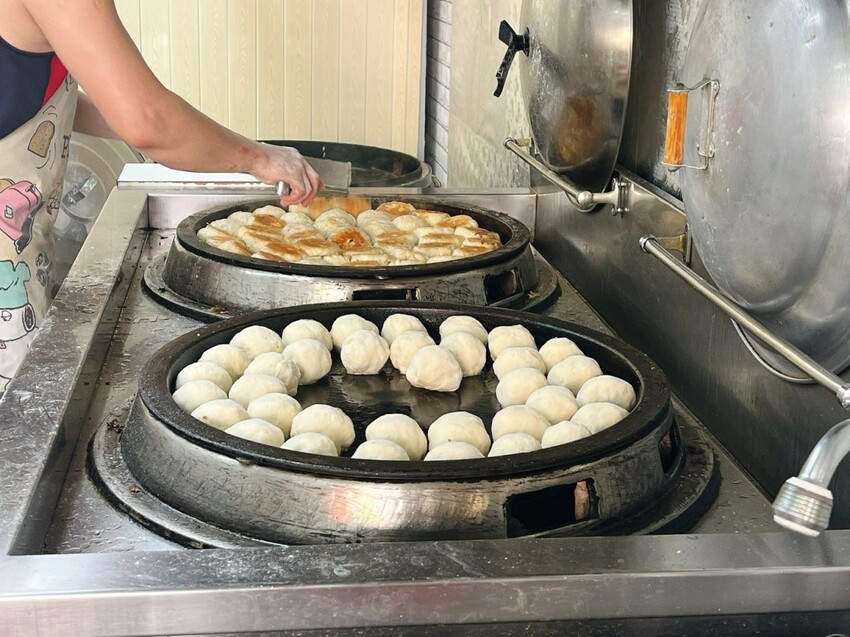 桃園市桃園區桃園火車後站排隊人氣早餐店 ｜大林水煎包，一星期只營業四天！滿滿內餡水煎包每日現包現煎，在地人才知道