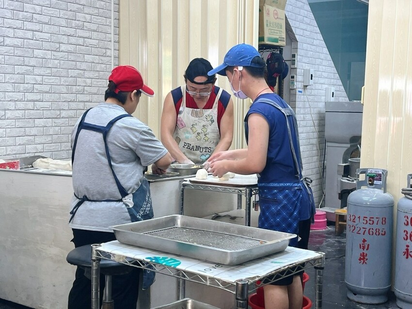 桃園市桃園區桃園火車後站排隊人氣早餐店 ｜大林水煎包，一星期只營業四天！滿滿內餡水煎包每日現包現煎，在地人才知道