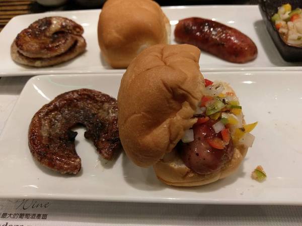 火地島：火地島-原主打阿根廷碳烤牛排 現以串燒和碳烤牛排為主 是拜訪過就不會再踏進去第二次的雷店