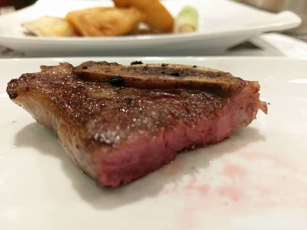 火地島:火地島-原主打阿根廷碳烤牛排 現以串燒和碳烤牛排為主 是拜訪過就不會再踏進去第二次的雷店