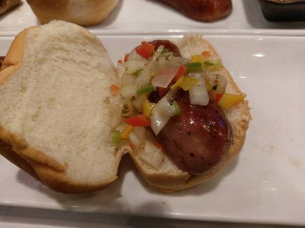 火地島：火地島-原主打阿根廷碳烤牛排 現以串燒和碳烤牛排為主 是拜訪過就不會再踏進去第二次的雷店