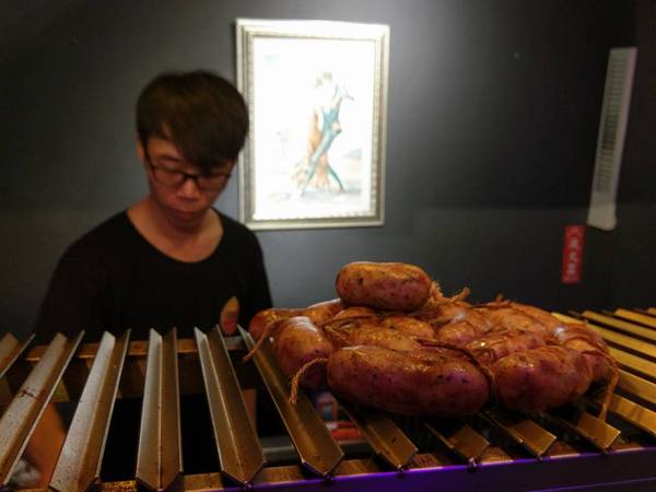 火地島:火地島-原主打阿根廷碳烤牛排 現以串燒和碳烤牛排為主 是拜訪過就不會再踏進去第二次的雷店