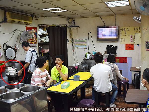 國泰市場嘉義雞肉飯03-店內.jpg