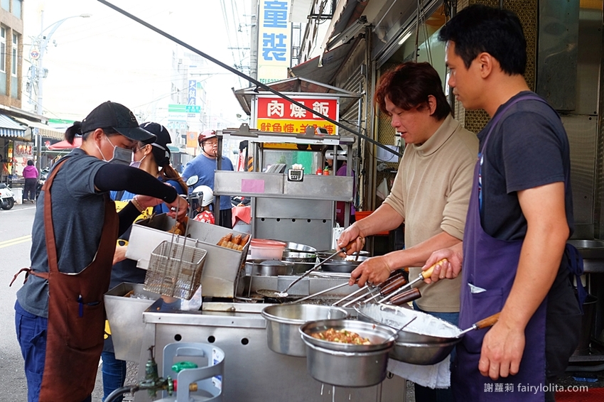 台中小吃 | 清水三代燒炸粿(新興路)。傳承三代53年古早味,在地人激推隱藏版,滿滿人潮完全沒停過! @蹦啾♥謝蘿莉 La vie heureuse