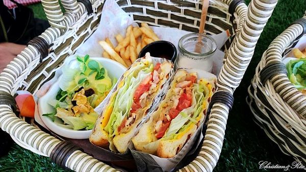 【新北。美食】新莊 / 曲尼的公園，野餐不必到室外，置身於藍天白雲下的草皮野餐