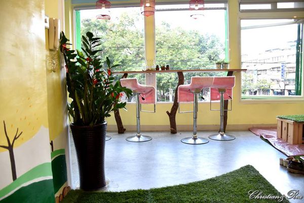 【新北。美食】新莊 / 曲尼的公園，野餐不必到室外，置身於藍天白雲下的草皮野餐