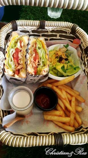 【新北。美食】新莊 / 曲尼的公園，野餐不必到室外，置身於藍天白雲下的草皮野餐