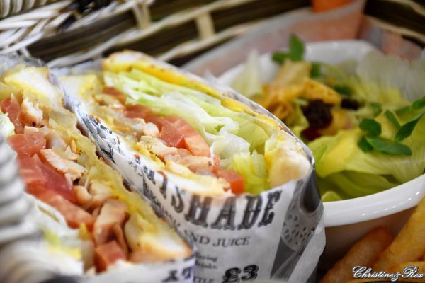 【新北。美食】新莊 / 曲尼的公園，野餐不必到室外，置身於藍天白雲下的草皮野餐