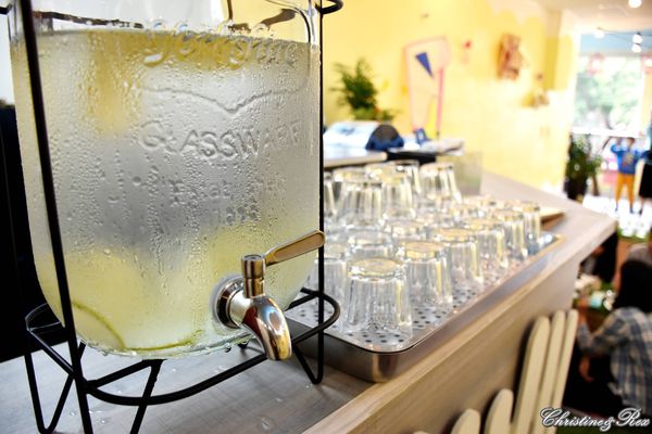 【新北。美食】新莊 / 曲尼的公園，野餐不必到室外，置身於藍天白雲下的草皮野餐