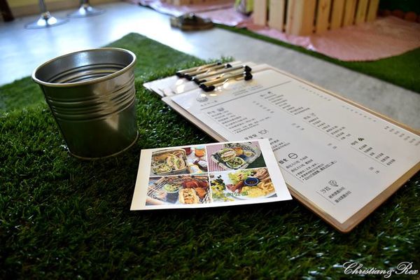 【新北。美食】新莊 / 曲尼的公園，野餐不必到室外，置身於藍天白雲下的草皮野餐