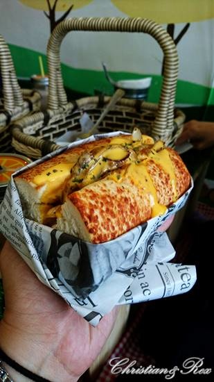 【新北。美食】新莊 / 曲尼的公園，野餐不必到室外，置身於藍天白雲下的草皮野餐