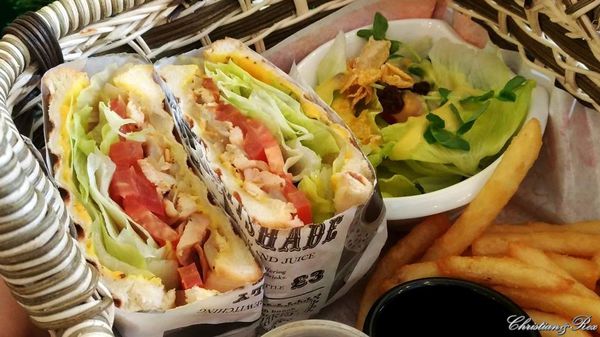 【新北。美食】新莊 / 曲尼的公園，野餐不必到室外，置身於藍天白雲下的草皮野餐