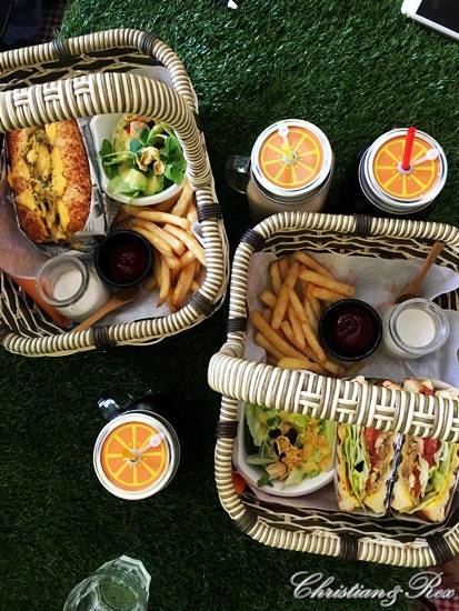 【新北。美食】新莊 / 曲尼的公園，野餐不必到室外，置身於藍天白雲下的草皮野餐