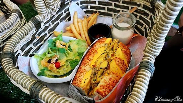 【新北。美食】新莊 / 曲尼的公園，野餐不必到室外，置身於藍天白雲下的草皮野餐