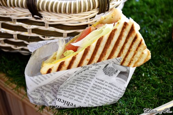 【新北。美食】新莊 / 曲尼的公園，野餐不必到室外，置身於藍天白雲下的草皮野餐