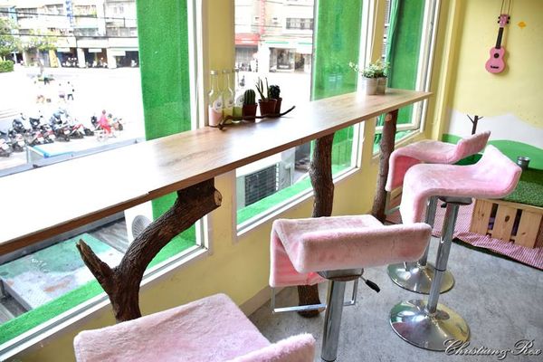 【新北。美食】新莊 / 曲尼的公園，野餐不必到室外，置身於藍天白雲下的草皮野餐