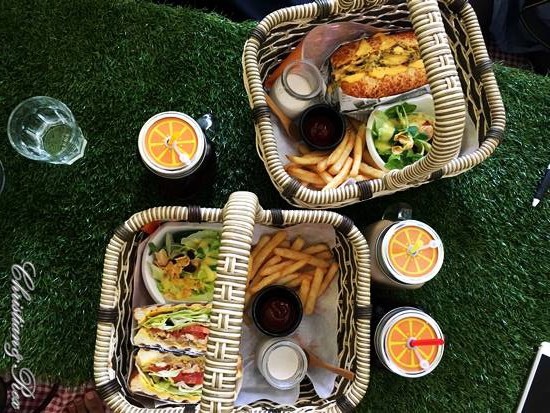 【新北。美食】新莊 / 曲尼的公園，野餐不必到室外，置身於藍天白雲下的草皮野餐