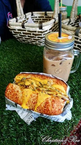 【新北。美食】新莊 / 曲尼的公園，野餐不必到室外，置身於藍天白雲下的草皮野餐