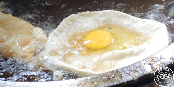 康記黃金蛋餅：呷飽祙【彰化市･康記黃金蛋餅】食尚玩家推薦爆漿蛋餅