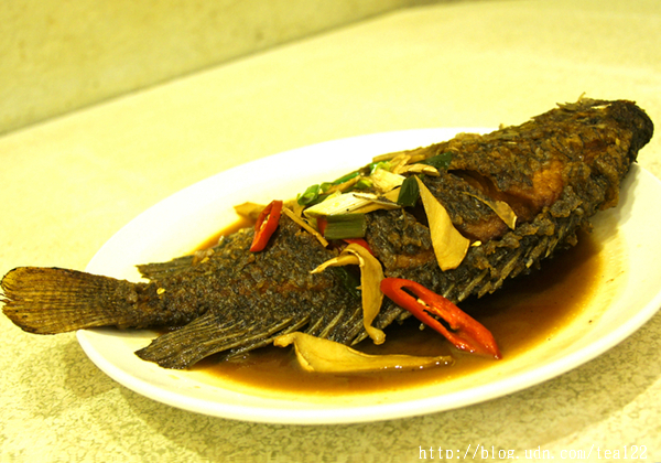 【老店故事系列】從地震瓦礫中重新站起的阿榮紹族麵299元總統魚簡餐