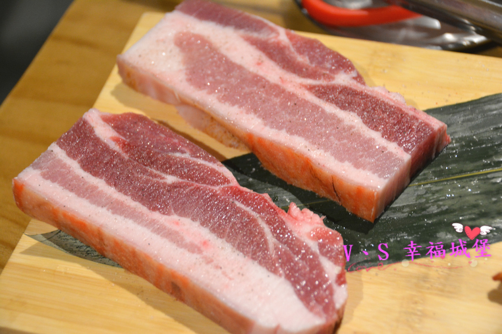 【新北美食】MANNA 만나 韓式烤肉專門店 ~ 美魔女韓國老闆娘，韓式烤肉、超棒海鮮湯麵，不用到韓國在板橋就可以吃到道地韓式料理