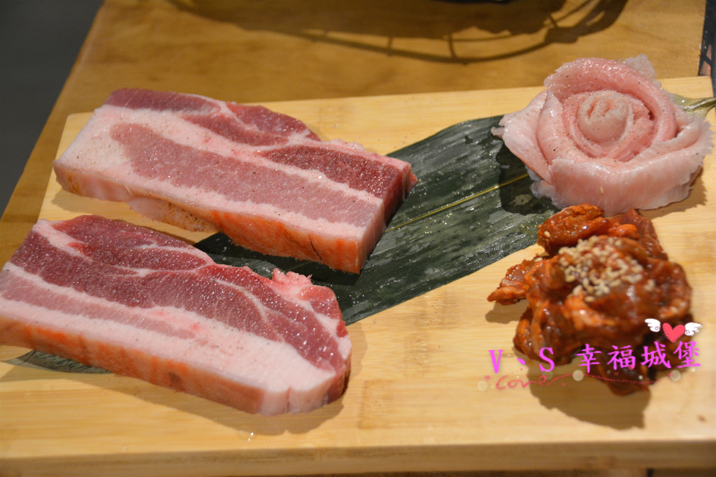 【新北美食】MANNA 만나 韓式烤肉專門店 ~ 美魔女韓國老闆娘，韓式烤肉、超棒海鮮湯麵，不用到韓國在板橋就可以吃到道地韓式料理