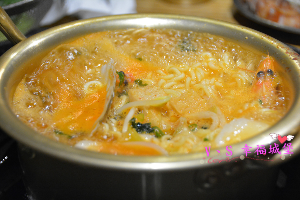 【新北美食】MANNA 만나 韓式烤肉專門店 ~ 美魔女韓國老闆娘，韓式烤肉、超棒海鮮湯麵，不用到韓國在板橋就可以吃到道地韓式料理