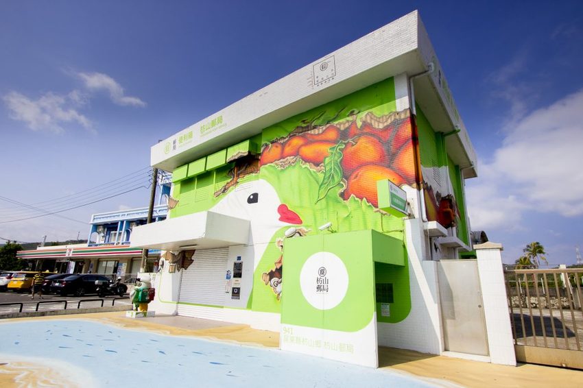 【玩樂.屏東】全台唯一巨型便利箱彩繪郵局/枋山郵局~可愛伯勞鳥郵差幫你送信,還有3D地景可拍照