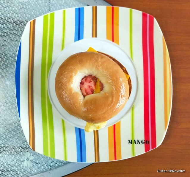 「麥當勞早餐中國信託ATM 優惠」(Bagel with cheese , tomato & cappuccino), Taipei, Taiwan, SJKen, Nov 30,2022.