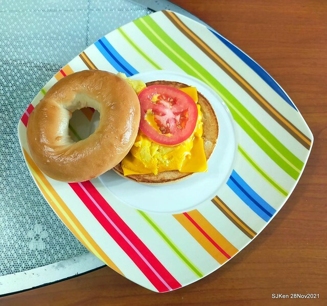 「麥當勞早餐中國信託ATM 優惠」(Bagel with cheese , tomato & cappuccino), Taipei, Taiwan, SJKen, Nov 30,2022.