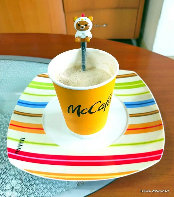 「麥當勞早餐中國信託ATM 優惠」(Bagel with cheese , tomato & cappuccino), Taipei, Taiwan, SJKen, Nov 30,2022.